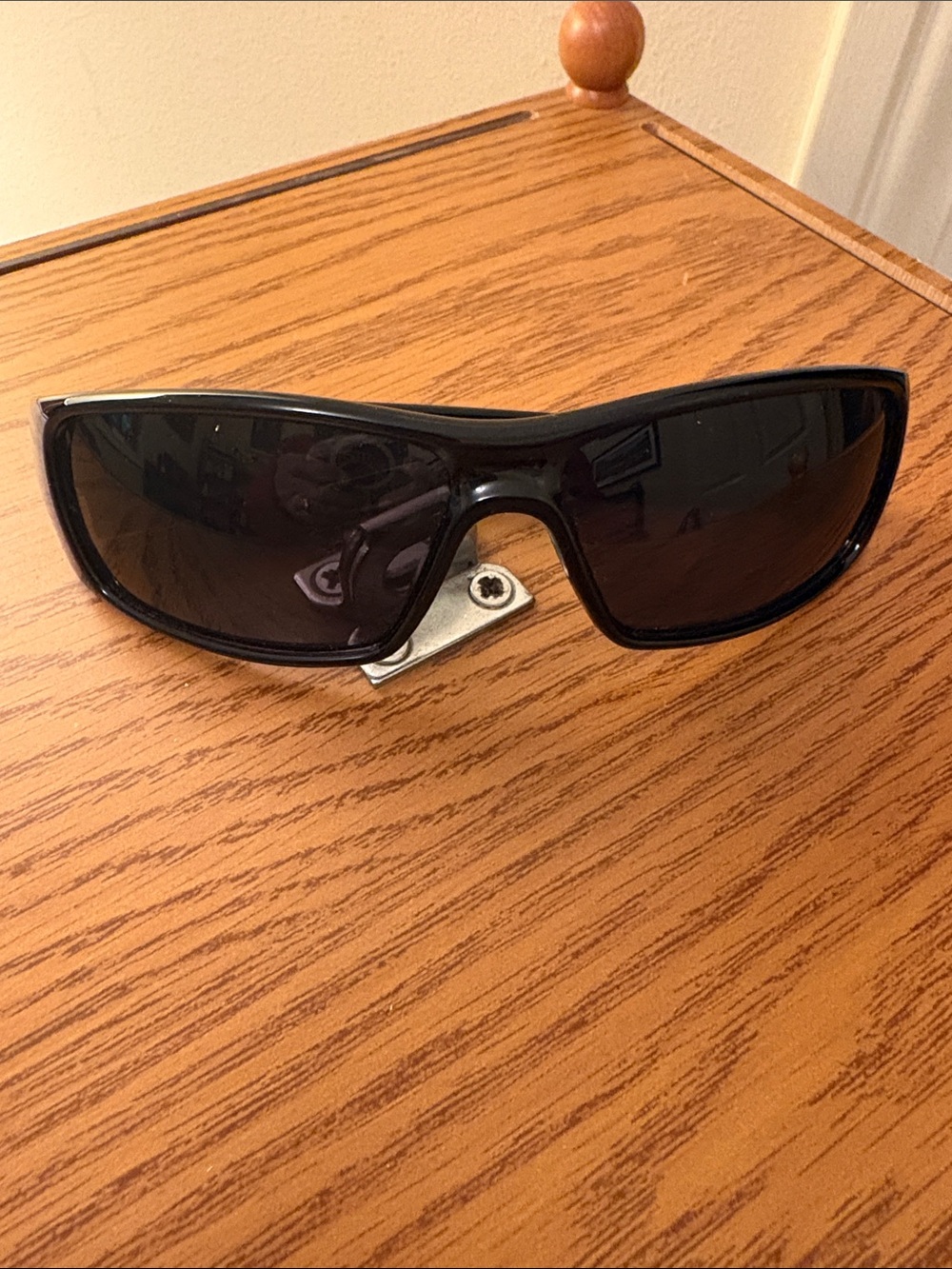 Men’s Black Wrap Sunglasses — Sleek Full-Coverage Design